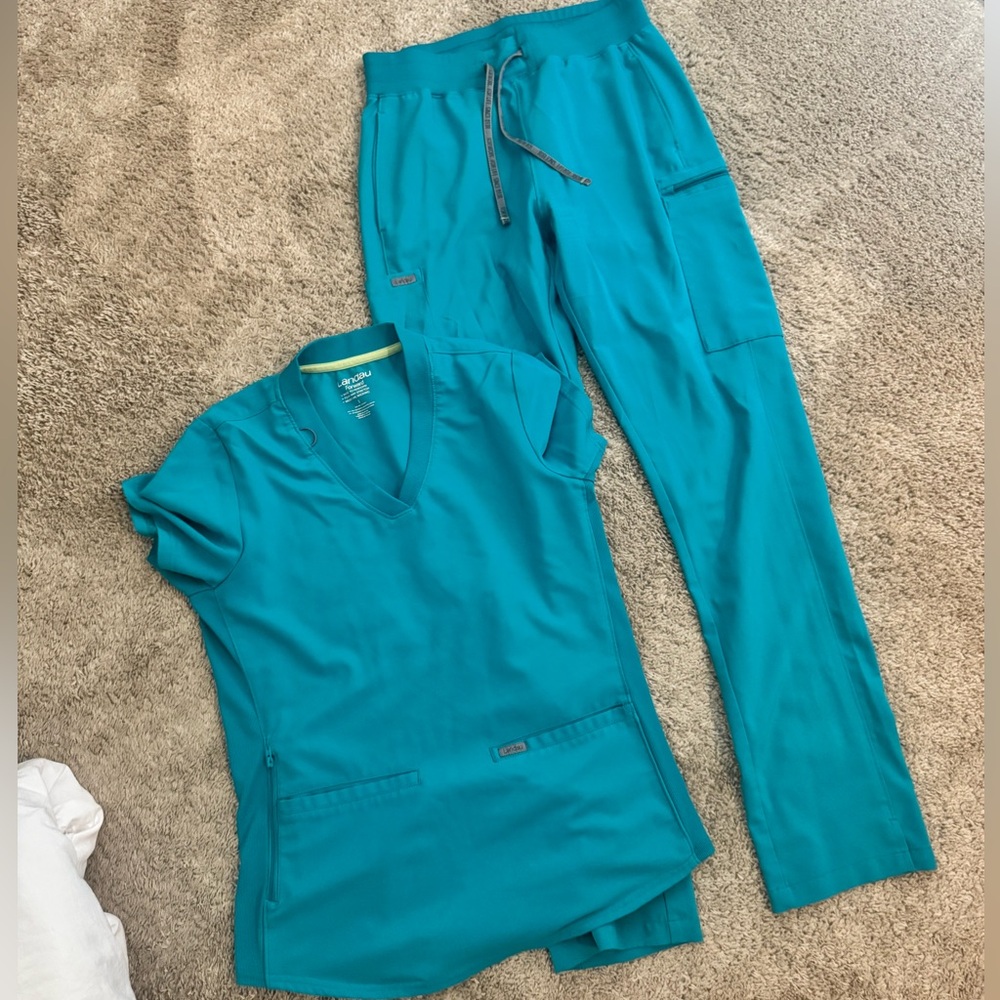 Teal landau scrub top & bottomset (both size small)